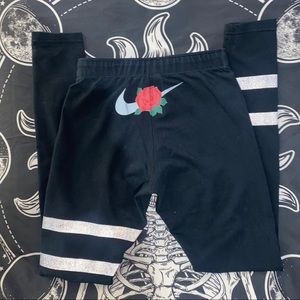 NIKE “uptown” leggings with cute rose logo 🌹
